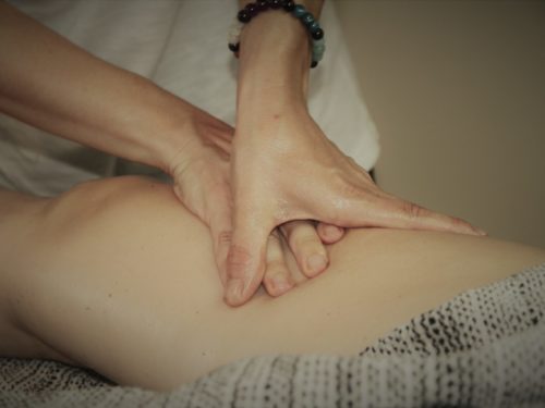 mains croises sur cuisse