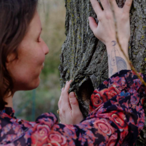 Marie-ève contre un arbre