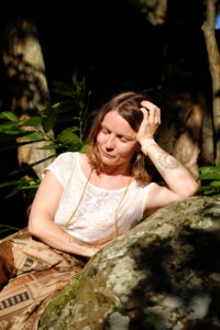 Portrait de Marie-Ève sur un rocher, les yeux fermés